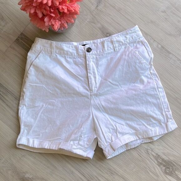 Forever 21 High Waisted White Cuffed Midi Shorts Size Medium - Picture 1 of 3